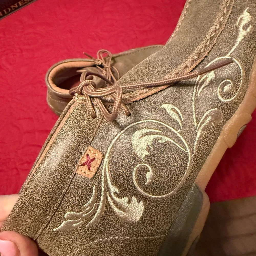 Twisted X Leather ankle shoes with embroidered design stitched - Picture 2 of 7